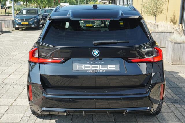 BMW iX1 eDrive20 67 kWh M Sport Edition | PANO | Trekhaak