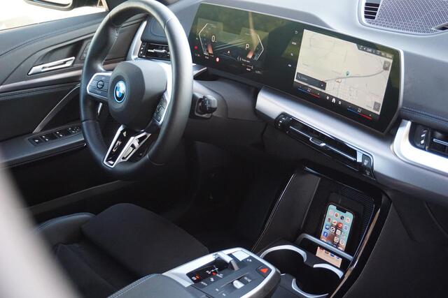 BMW iX1 eDrive20 67 kWh M Sport Edition | PANO | Trekhaak