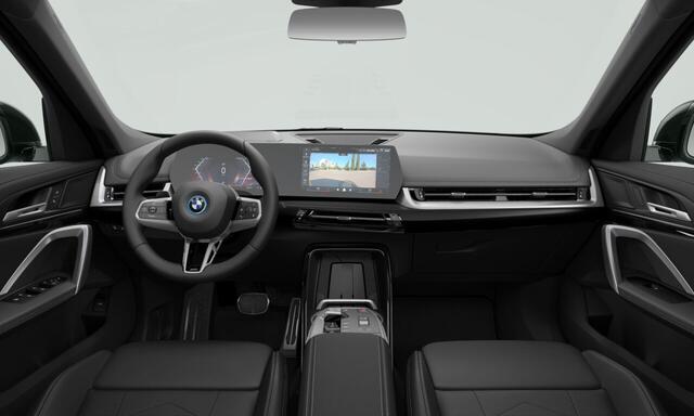 BMW iX1 eDrive20 | M-Sport Pro | 20'' | Panorama. | Driv. + Park. Plus | Head-Up | Trekhaak | Driv. Ass. | Stuur + stoelverw. | Comf. Acc.