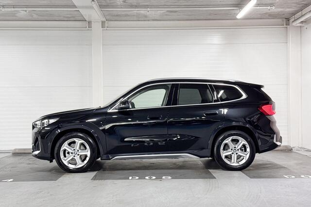 BMW iX1 eDrive20 Pure Edition | X-Line | Achteruitrijcamera | Comfort Access | Stoelverwarming | Premium Pack |