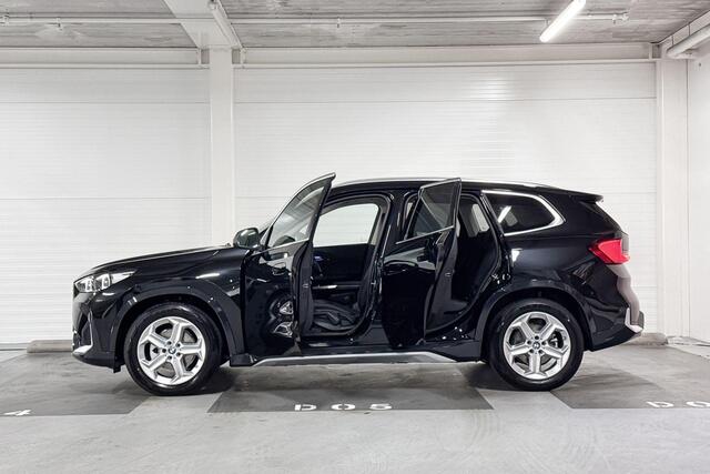 BMW iX1 eDrive20 Pure Edition | X-Line | Achteruitrijcamera | Comfort Access | Stoelverwarming | Premium Pack |