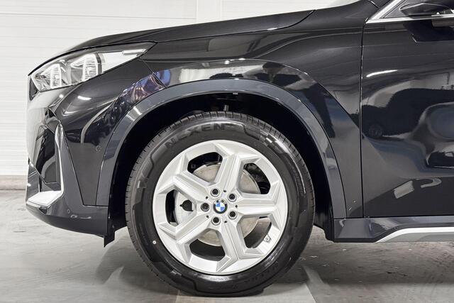 BMW iX1 eDrive20 Pure Edition | X-Line | Achteruitrijcamera | Comfort Access | Stoelverwarming | Premium Pack |