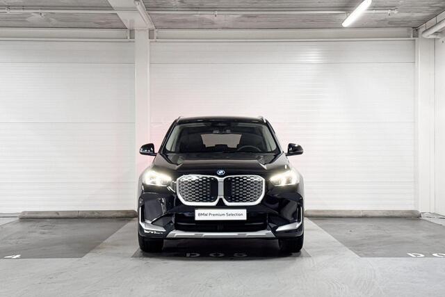 BMW iX1 eDrive20 Pure Edition | X-Line | Achteruitrijcamera | Comfort Access | Stoelverwarming | Premium Pack |