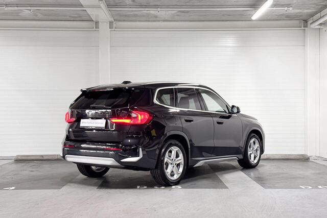 BMW iX1 eDrive20 Pure Edition | X-Line | Achteruitrijcamera | Comfort Access | Stoelverwarming | Premium Pack |
