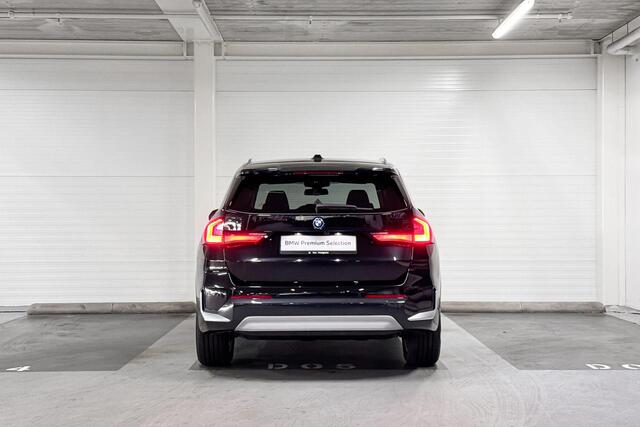BMW iX1 eDrive20 Pure Edition | X-Line | Achteruitrijcamera | Comfort Access | Stoelverwarming | Premium Pack |