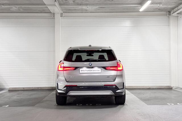 BMW iX1 xDrive30 Launch Edition | X-Line | Premium Pack | Stoelverwarming | Comfort Access
