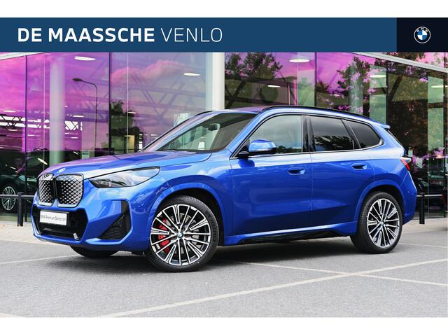 BMW iX1 eDrive20 M Sport / Panoramadak / Sportstoelen / Comfort Access / Achteruitrijcamera / Stoelverwarming / Adaptieve LED
