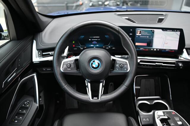 BMW iX1 eDrive20 M Sport / Panoramadak / Sportstoelen / Comfort Access / Achteruitrijcamera / Stoelverwarming / Adaptieve LED
