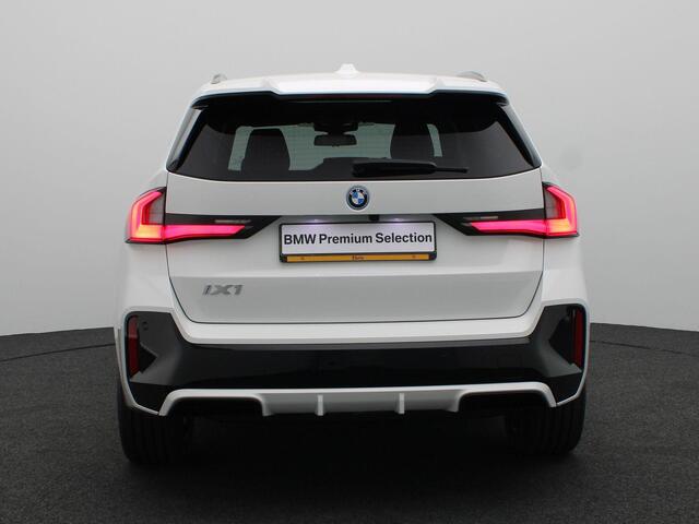 BMW iX1 eDrive20 M Sport Edition | M Sportpakket Pro | Premium Pack | Comfort Pack | Trekhaak | Elektrisch Verstelbare Sportstoelen | Driving Assistant Plus | Harman Kardon | 19''