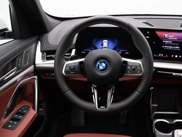 BMW iX1 eDrive20 M Sport Edition | M Sportpakket Pro | Premium Pack | Comfort Pack | Trekhaak | Elektrisch Verstelbare Sportstoelen | Driving Assistant Plus | Harman Kardon | 19''