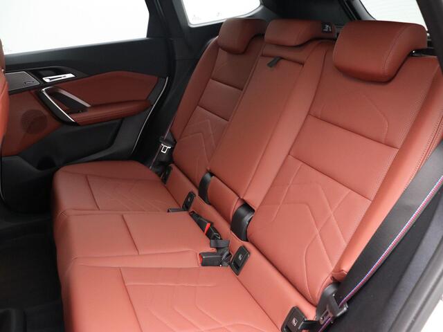 BMW iX1 eDrive20 M Sport Edition | M Sportpakket Pro | Premium Pack | Comfort Pack | Trekhaak | Elektrisch Verstelbare Sportstoelen | Driving Assistant Plus | Harman Kardon | 19''