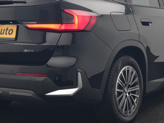 BMW iX1 xDrive30 67 kWh 313pk Dealer O.H. | Trekhaak Af Fabriek | Camera | Adaptief M Onderstel | Voorstoelen Verwarmd | Keyless | Sfeerverlichting | Apple Carplay | Adaptive LED | Cruise Control | Navigatie | DAB |