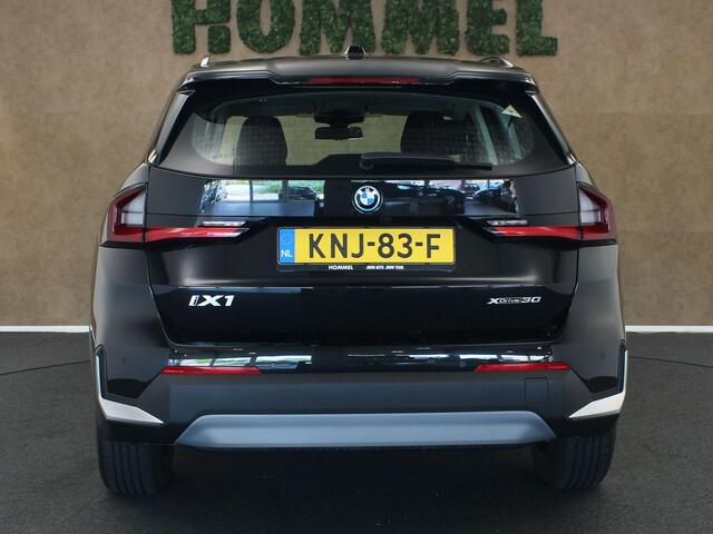BMW iX1 xDrive30 67 kWh M Sport Edition AWD - NIEUWE AUTO! - ORIGINEEL NEDERLANDSE AUTO -AANHANGER MANOEUVREERHULP - PARKING ASSISTANT - DRIVING ASSISTANT - ADAPTIEF M ONDERSTEL - M SPORT EXTERIEURPAKKET - M SPORT INTERIEUR - BMW LIVE COCKPIT PROFESSIONAL - BMW D