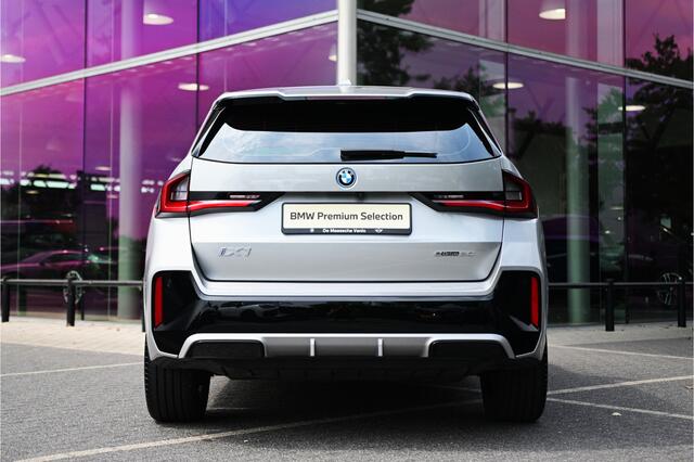 BMW iX1 eDrive20 M Sport / Sportstoelen / Comfort Access / Achteruitrijcamera / Adaptieve LED / Stoelverwarming