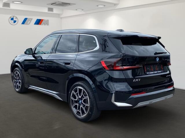 BMW iX1 xDrive30 67 kWh (230kW/313pk) ** LED, LEDER, PANO, TREKH, DRIV. ASS+, 19-inch LMV ** 1e EIG - UNFALLFREI ** ** INFORMEER OOK NAAR ONZE AANTREKKELIJKE FINANCIAL-LEASE TARIEVEN **
