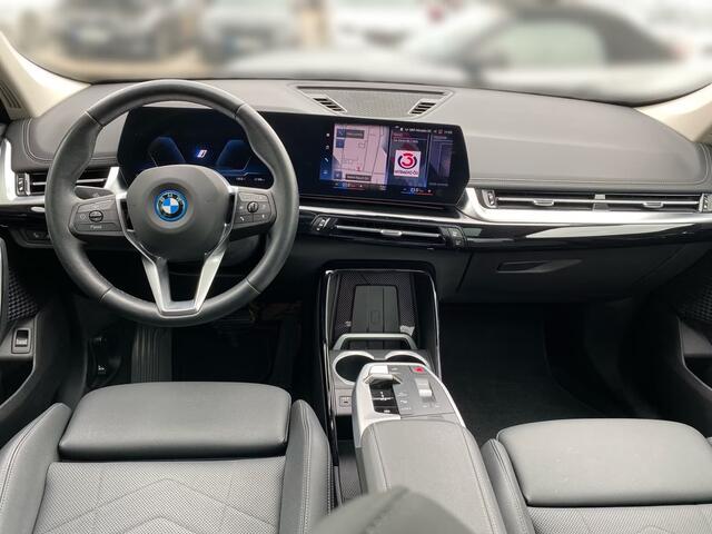 BMW iX1 xDrive30 67 kWh (230kW/313pk) ** LED, LEDER, PANO, TREKH, DRIV. ASS+, 19-inch LMV ** 1e EIG - UNFALLFREI ** ** INFORMEER OOK NAAR ONZE AANTREKKELIJKE FINANCIAL-LEASE TARIEVEN **