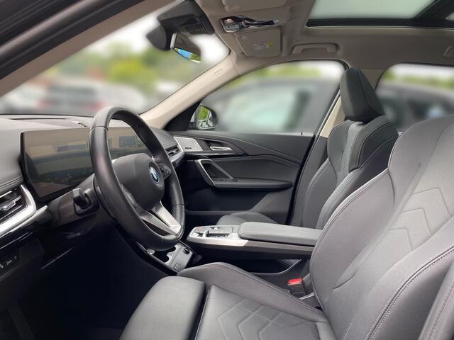BMW iX1 xDrive30 67 kWh (230kW/313pk) ** LED, LEDER, PANO, TREKH, DRIV. ASS+, 19-inch LMV ** 1e EIG - UNFALLFREI ** ** INFORMEER OOK NAAR ONZE AANTREKKELIJKE FINANCIAL-LEASE TARIEVEN **