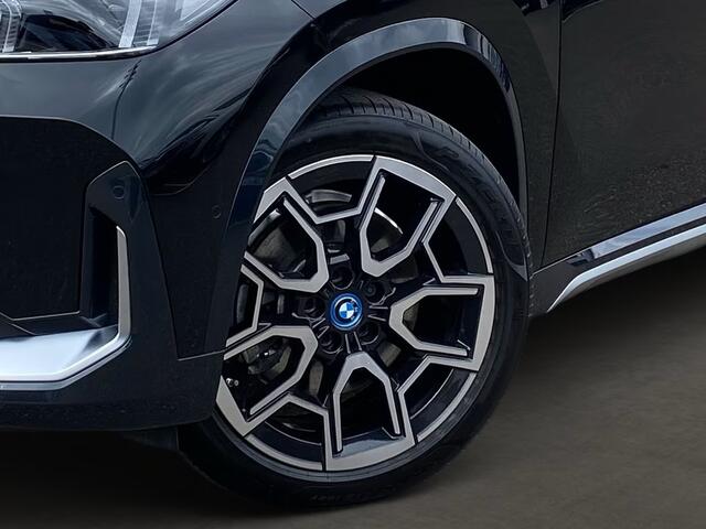 BMW iX1 xDrive30 67 kWh (230kW/313pk) ** LED, LEDER, PANO, TREKH, DRIV. ASS+, 19-inch LMV ** 1e EIG - UNFALLFREI ** ** INFORMEER OOK NAAR ONZE AANTREKKELIJKE FINANCIAL-LEASE TARIEVEN **