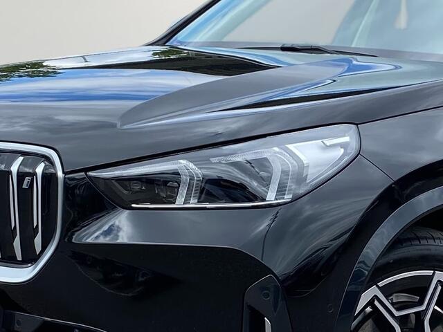 BMW iX1 xDrive30 67 kWh (230kW/313pk) ** LED, LEDER, PANO, TREKH, DRIV. ASS+, 19-inch LMV ** 1e EIG - UNFALLFREI ** ** INFORMEER OOK NAAR ONZE AANTREKKELIJKE FINANCIAL-LEASE TARIEVEN **