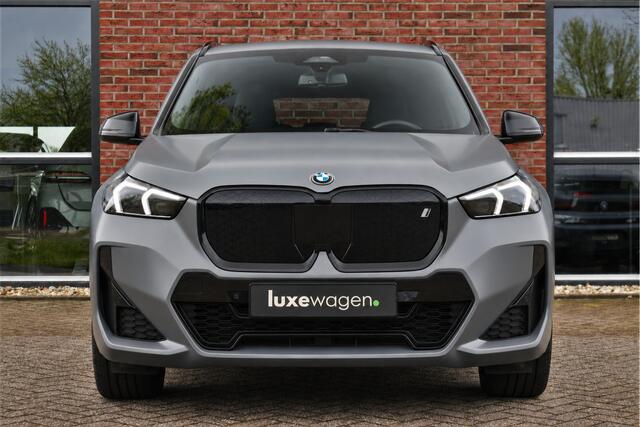 BMW iX1 xDrive30 M-Sport Pano Trekh ACC H/K HUD 360 e-zetels Frozen-Grey