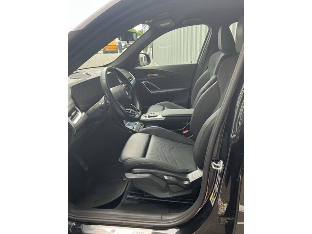 BMW iX1 xDrive30 67 kWh 306pk / Navigatie / Leder / Camera