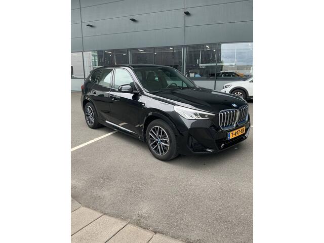 BMW iX1 xDrive30 67 kWh 306pk / Navigatie / Leder / Camera