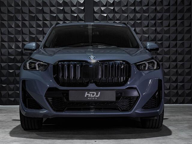 BMW iX1 xDrive30 67 kWh | M Sport | 20"| HUD | H/K | Drive + | Park + |