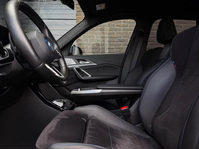 BMW iX1 xDrive30 67 kWh | M Sport | 20"| HUD | H/K | Drive + | Park + |