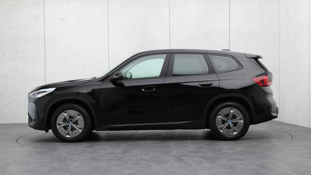 BMW iX1 xDrive30 Launch Edition | Leder | Achteruitrijcamera | Widescreen | Stoelverwarming