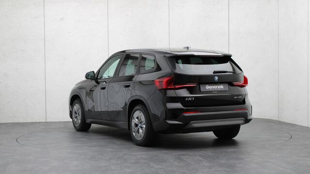 BMW iX1 xDrive30 Launch Edition | Leder | Achteruitrijcamera | Widescreen | Stoelverwarming