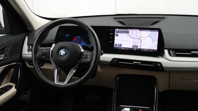 BMW iX1 xDrive30 Launch Edition | Leder | Achteruitrijcamera | Widescreen | Stoelverwarming