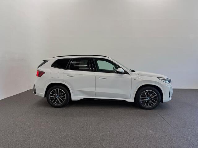 BMW iX1 eDrive20 67 kWh M Sport Edition 204pk Camera PDC Stoelverwarming Navi Hifi 18 inch M Velgen Adaptief M Onderstel