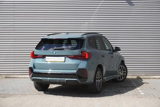BMW iX1 eDrive20 | M Sportpakket | Getinte ramen | 18 inch LM-Velgen | Achteruitrijcamera | Actiefstoelen voor | Elektrisch verwarmde voorstoelen