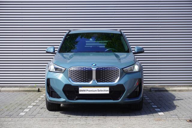 BMW iX1 eDrive20 | M Sportpakket | Getinte ramen | 18 inch LM-Velgen | Achteruitrijcamera | Actiefstoelen voor | Elektrisch verwarmde voorstoelen