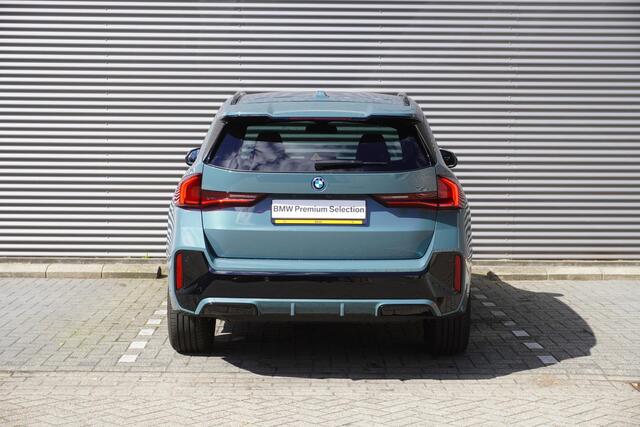 BMW iX1 eDrive20 | M Sportpakket | Getinte ramen | 18 inch LM-Velgen | Achteruitrijcamera | Actiefstoelen voor | Elektrisch verwarmde voorstoelen