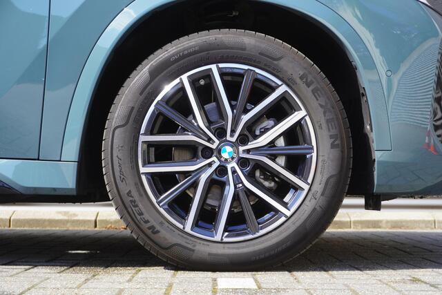 BMW iX1 eDrive20 | M Sportpakket | Getinte ramen | 18 inch LM-Velgen | Achteruitrijcamera | Actiefstoelen voor | Elektrisch verwarmde voorstoelen