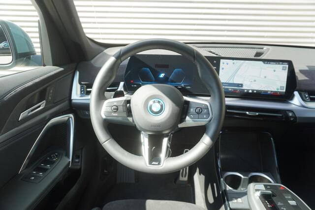 BMW iX1 eDrive20 | M Sportpakket | Getinte ramen | 18 inch LM-Velgen | Achteruitrijcamera | Actiefstoelen voor | Elektrisch verwarmde voorstoelen