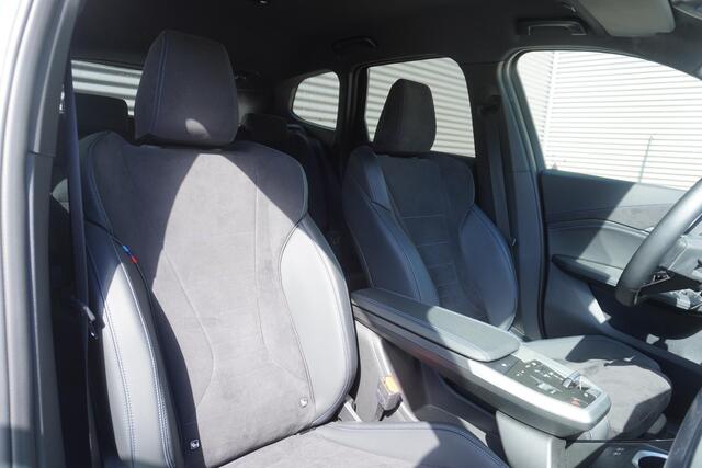 BMW iX1 eDrive20 | M Sportpakket | Getinte ramen | 18 inch LM-Velgen | Achteruitrijcamera | Actiefstoelen voor | Elektrisch verwarmde voorstoelen