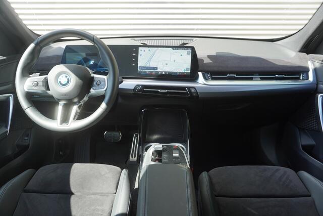 BMW iX1 eDrive20 | M Sportpakket | Getinte ramen | 18 inch LM-Velgen | Achteruitrijcamera | Actiefstoelen voor | Elektrisch verwarmde voorstoelen