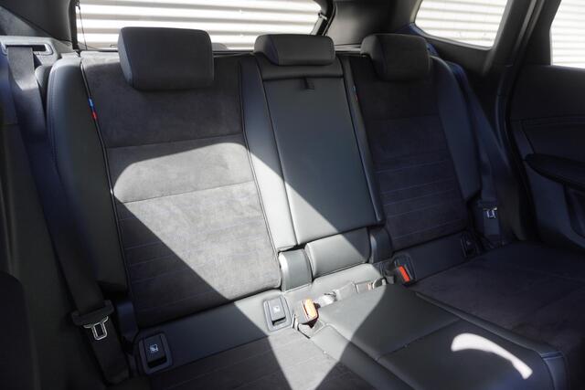 BMW iX1 eDrive20 | M Sportpakket | Getinte ramen | 18 inch LM-Velgen | Achteruitrijcamera | Actiefstoelen voor | Elektrisch verwarmde voorstoelen