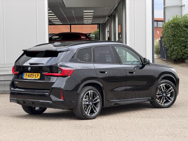 BMW iX1 xDrive30 Launch Edition 67 kWh | Pano-Dak/19"/Adapt.Cruise/3D Camera/HUD/Massage/Comfort Access