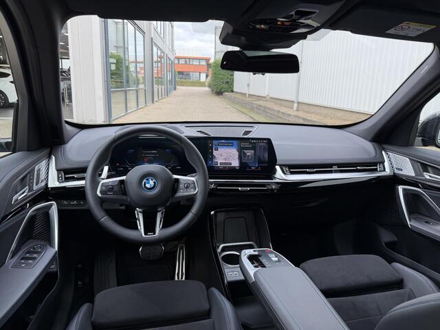 BMW iX1 xDrive30 Launch Edition 67 kWh | Pano-Dak/19"/Adapt.Cruise/3D Camera/HUD/Massage/Comfort Access