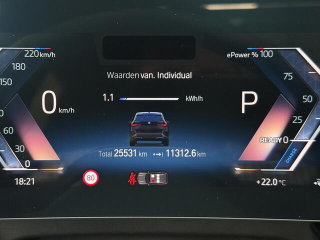 BMW iX1 xDrive30 Launch Edition 67 kWh | Pano-Dak/19"/Adapt.Cruise/3D Camera/HUD/Massage/Comfort Access