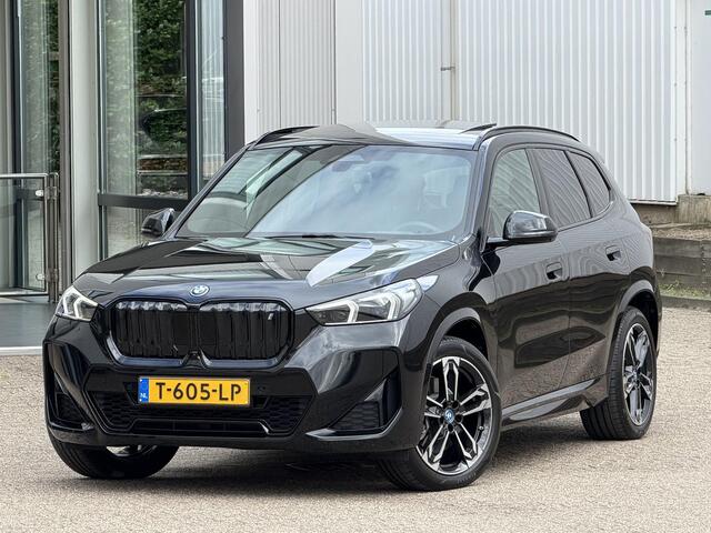 BMW iX1 xDrive30 Launch Edition 67 kWh | Pano-Dak/19"/Adapt.Cruise/3D Camera/HUD/Massage/Comfort Access