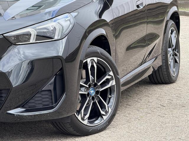 BMW iX1 xDrive30 Launch Edition 67 kWh | Pano-Dak/19"/Adapt.Cruise/3D Camera/HUD/Massage/Comfort Access