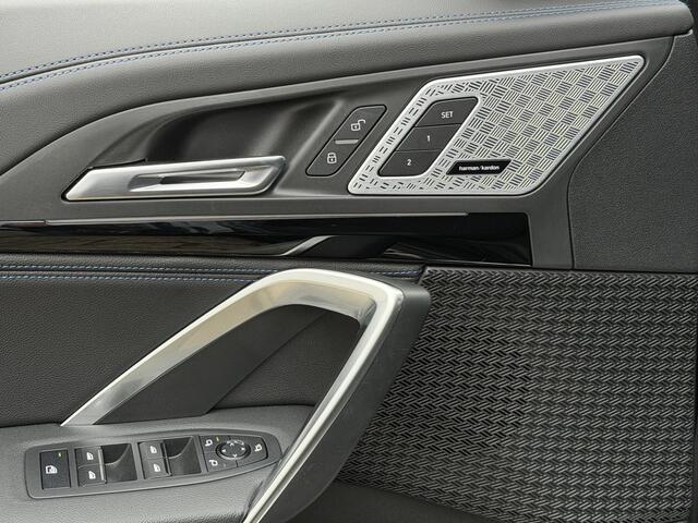 BMW iX1 xDrive30 Launch Edition 67 kWh | Pano-Dak/19"/Adapt.Cruise/3D Camera/HUD/Massage/Comfort Access