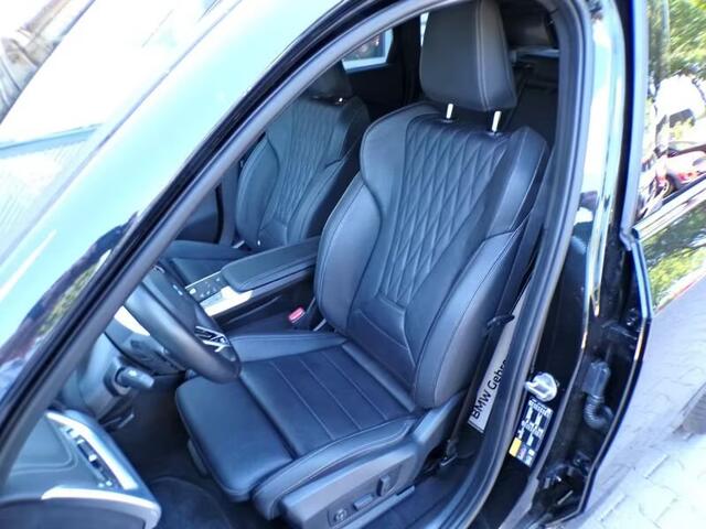BMW iX1 xDrive30 M-SPORT (230kW/313pk) ** LED, LEDER, PANO, DRIV. ASS+, 20-inch LMV ** 1e EIG - UNFALLFREI ** ** INFORMEER OOK NAAR ONZE AANTREKKELIJKE FINANCIAL-LEASE TARIEVEN **