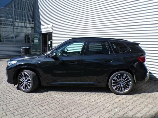 BMW iX1 xDrive30 M-SPORT (230kW/313pk) ** LED, LEDER, PANO, DRIV. ASS+, 20-inch LMV ** 1e EIG - UNFALLFREI ** ** INFORMEER OOK NAAR ONZE AANTREKKELIJKE FINANCIAL-LEASE TARIEVEN **