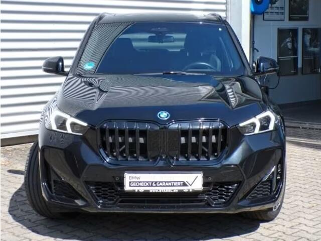 BMW iX1 xDrive30 M-SPORT (230kW/313pk) ** LED, LEDER, PANO, DRIV. ASS+, 20-inch LMV ** 1e EIG - UNFALLFREI ** ** INFORMEER OOK NAAR ONZE AANTREKKELIJKE FINANCIAL-LEASE TARIEVEN **