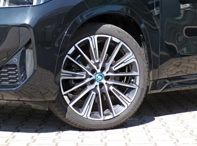 BMW iX1 xDrive30 M-SPORT (230kW/313pk) ** LED, LEDER, PANO, DRIV. ASS+, 20-inch LMV ** 1e EIG - UNFALLFREI ** ** INFORMEER OOK NAAR ONZE AANTREKKELIJKE FINANCIAL-LEASE TARIEVEN **